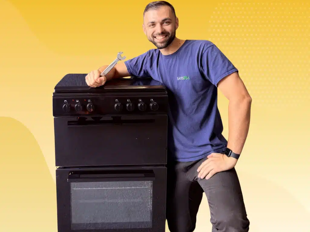 Technicien Satisfix réparant un four encastrable à domicile à Lyon